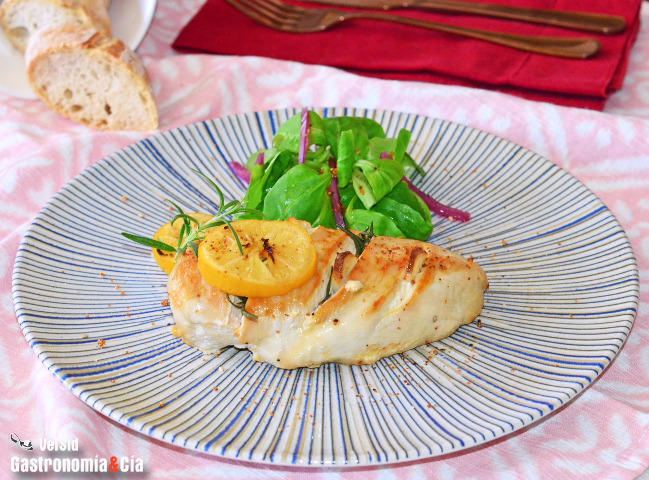 Pechuga de pollo con romero, ajo y limón encurtido