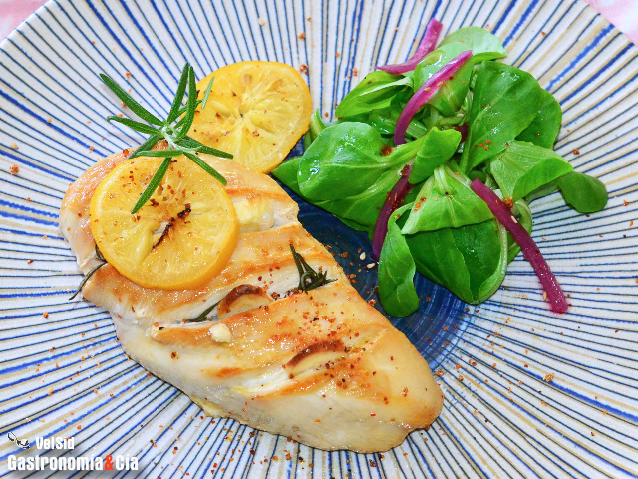 Pechuga de pollo con romero, ajo y limón encurtido