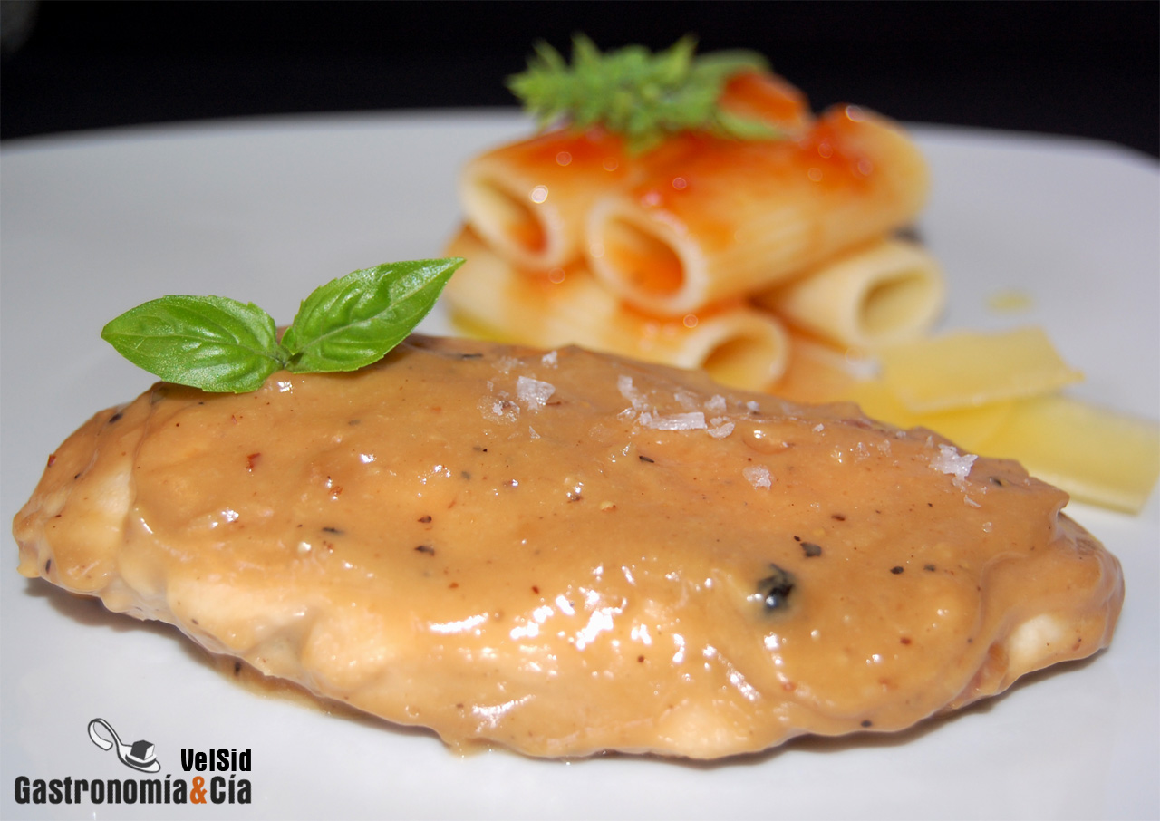 Pollo con salsa de castañas y reducción de vino