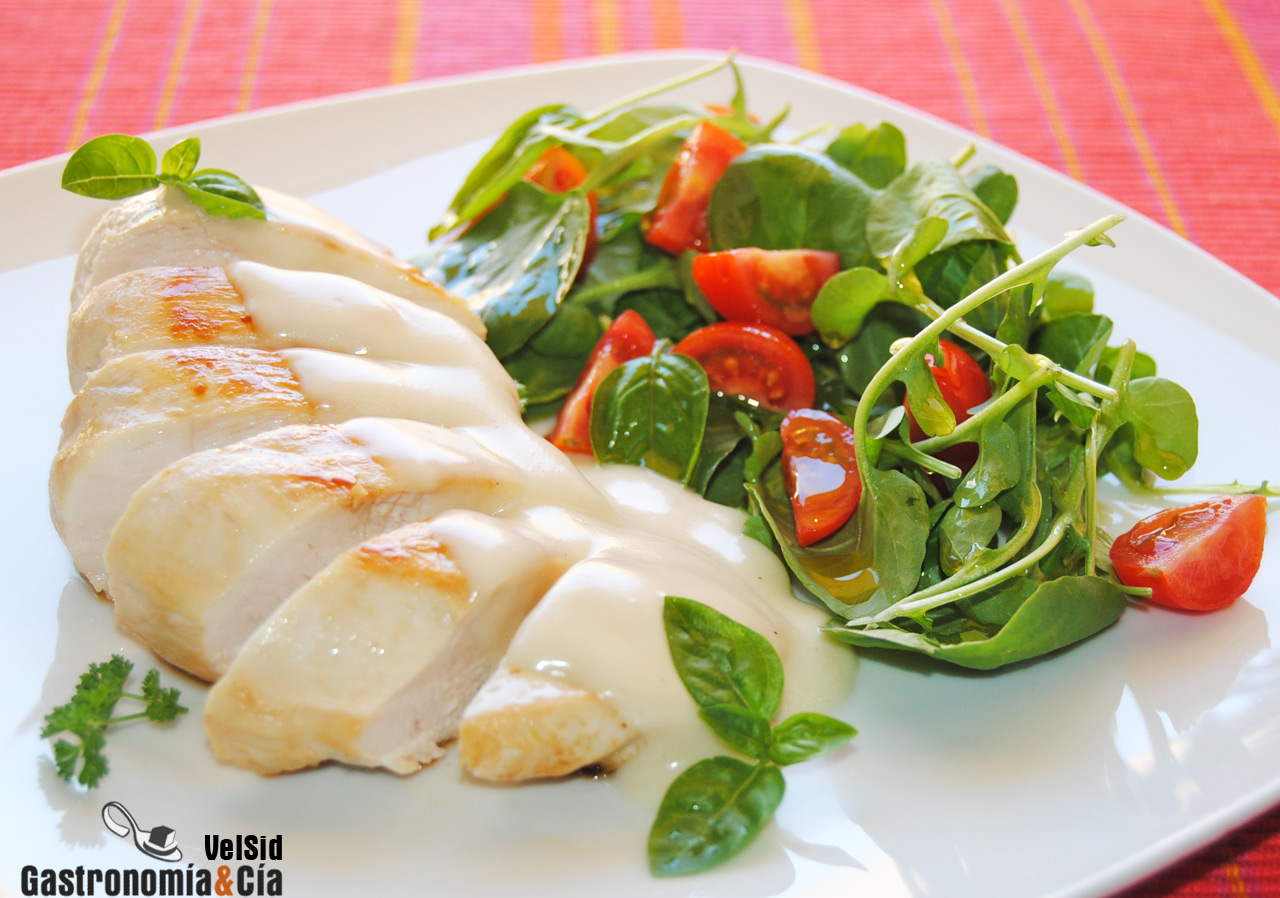 Pechuga de pollo a la plancha con salsa suprema 