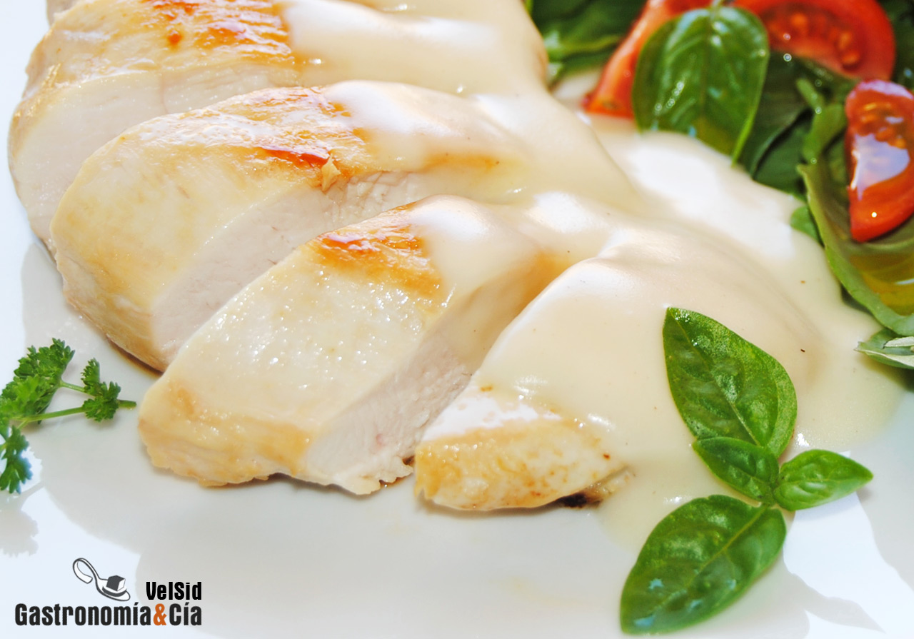 Pechuga de pollo a la plancha con salsa suprema 