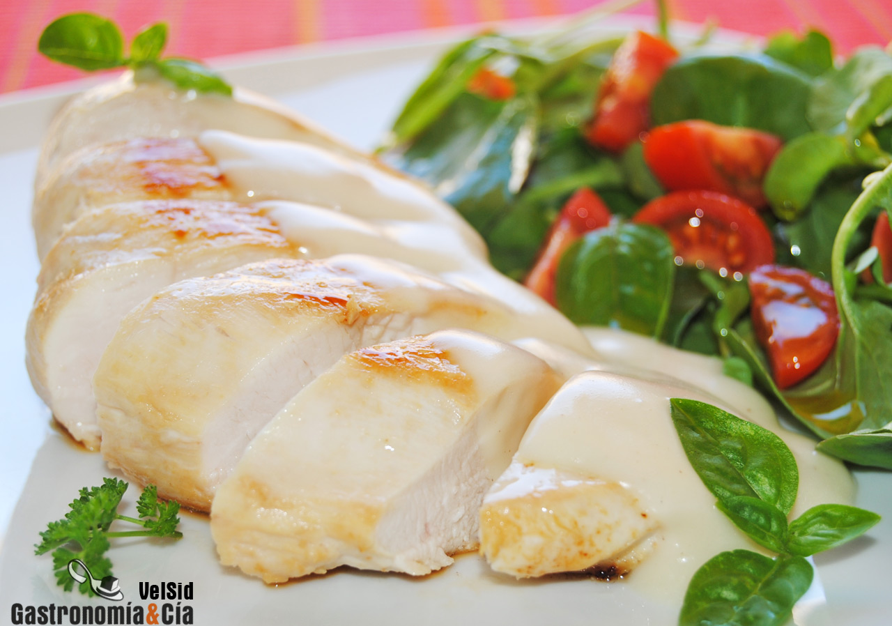 Pechuga de pollo a la plancha con salsa suprema 