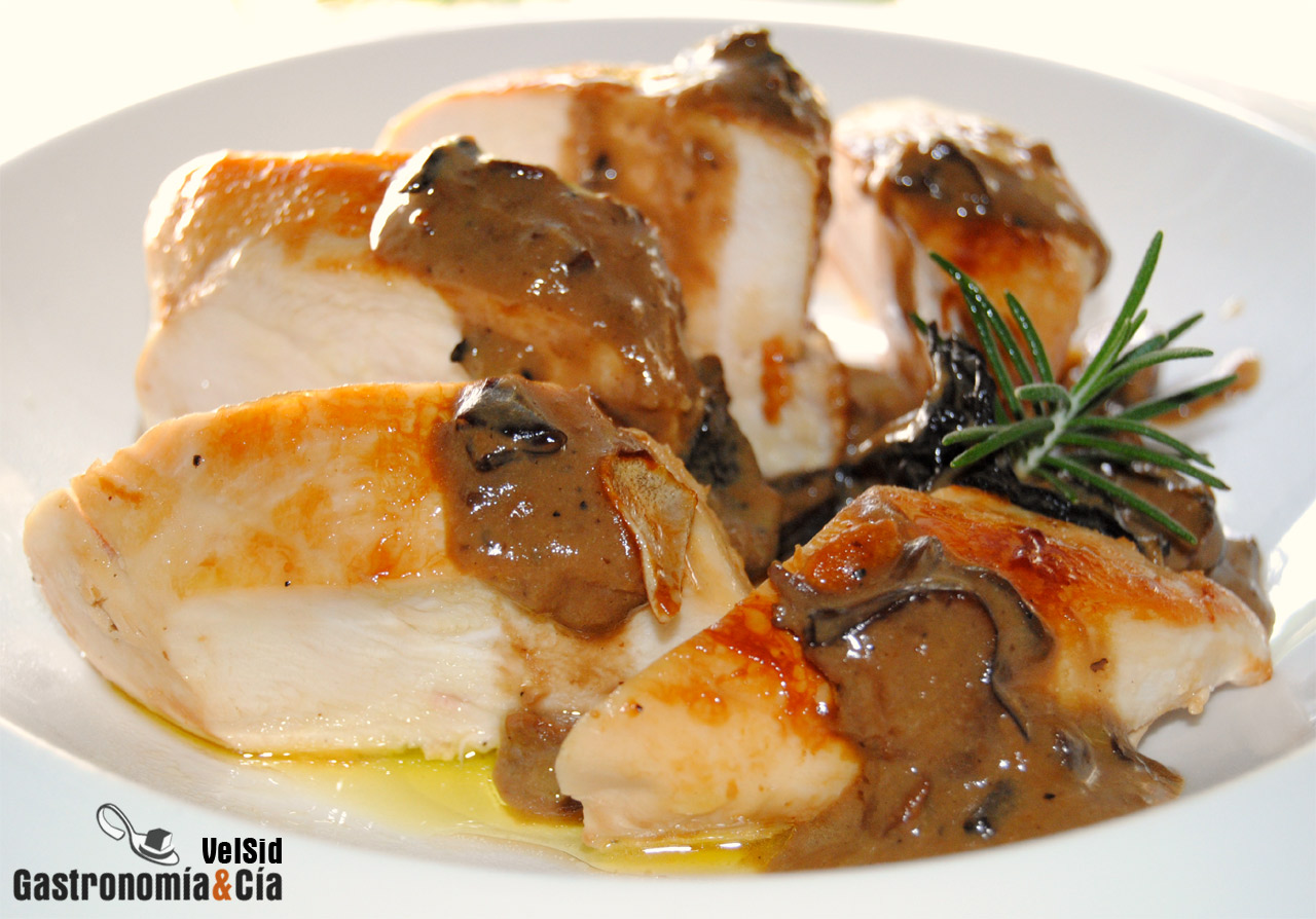 Pollo con salsa de setas, jengibre y ajo