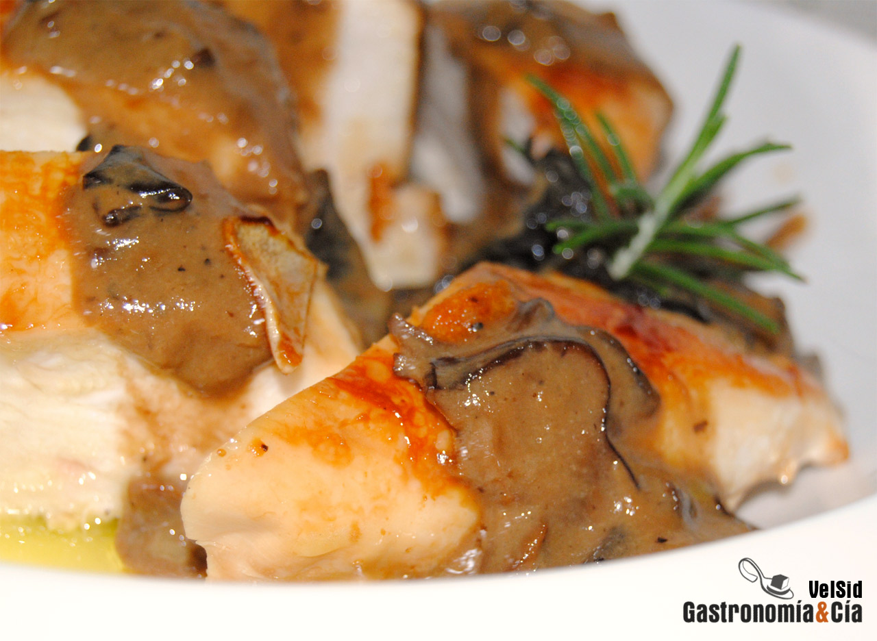 Pollo con salsa de setas, jengibre y ajo