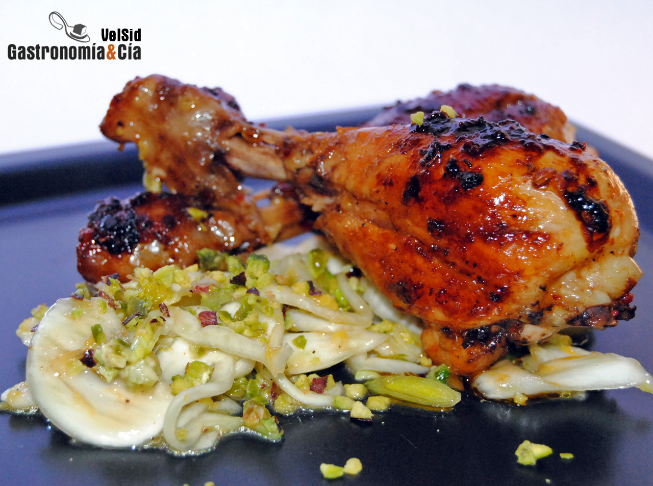 Muslos de pollo con pimienta Sichuan, hinojo y pistacho