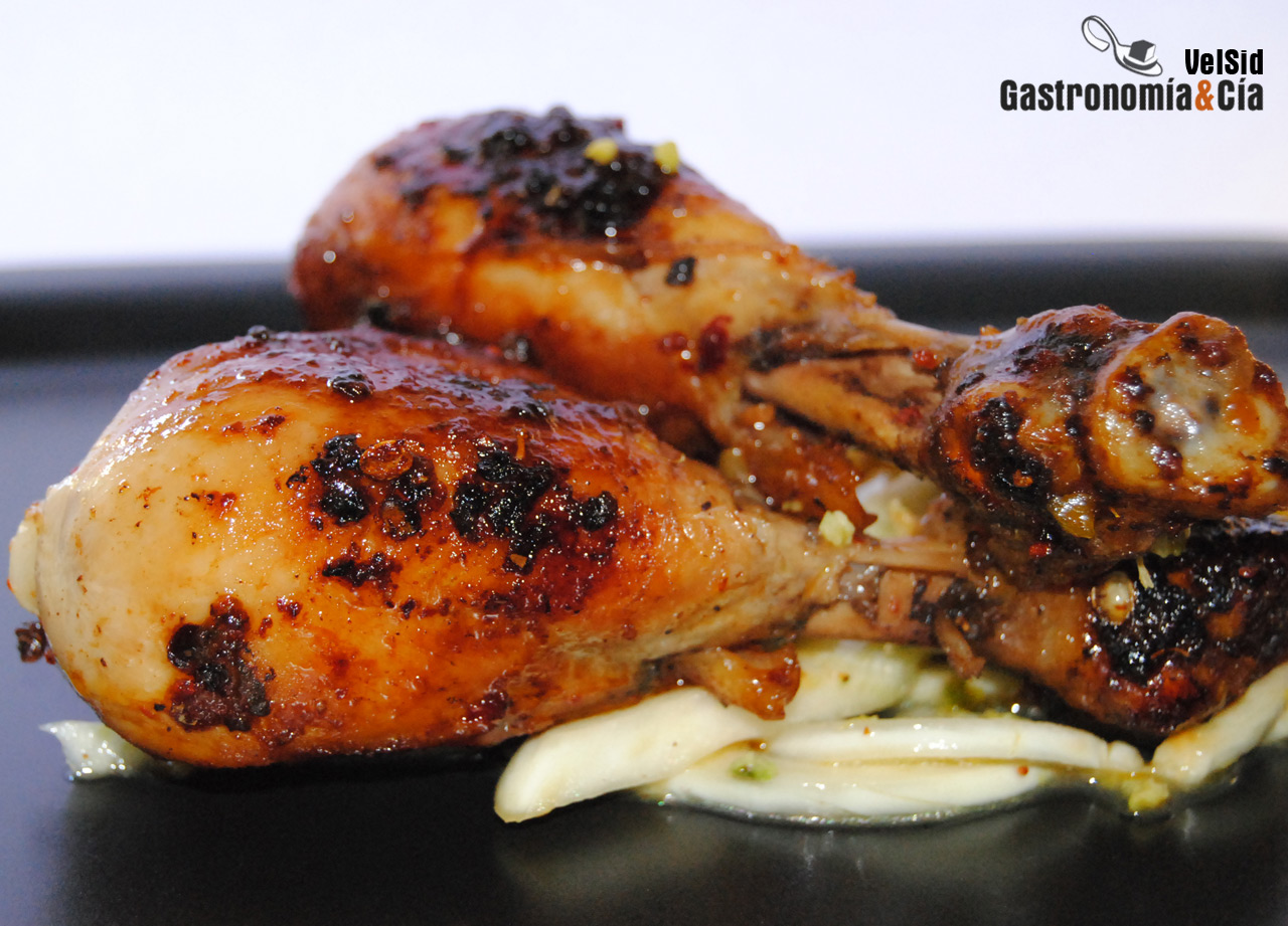 Muslos de pollo con pimienta Sichuan, hinojo y pistacho