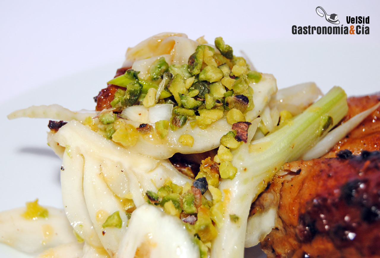 Muslos de pollo con pimienta Sichuan, hinojo y pistacho