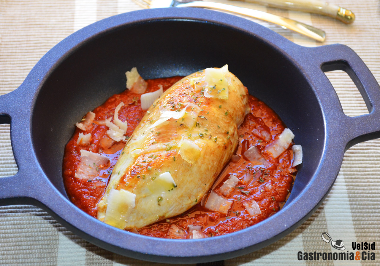 Pechuga de pollo con tomate frito y parmesano