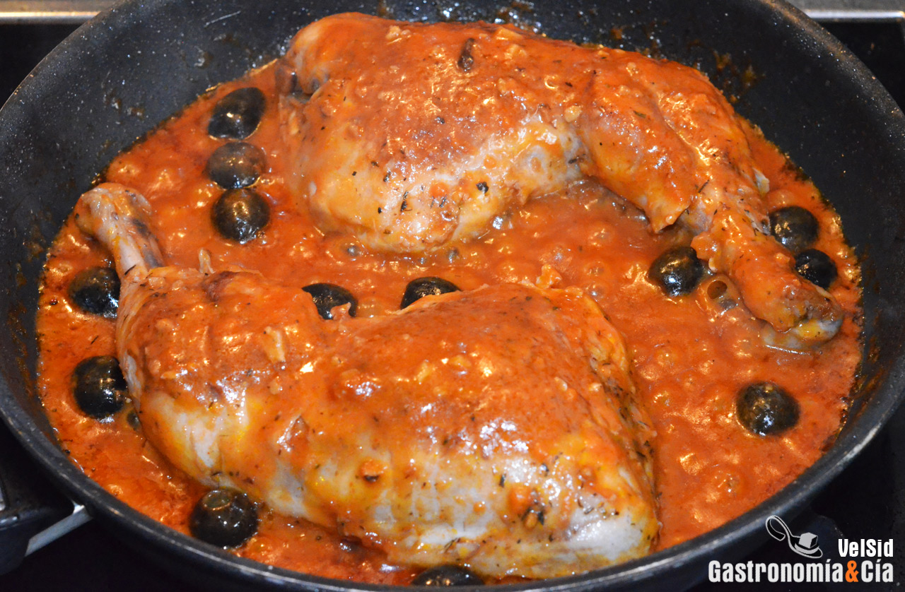 Pollo en salsa romesco con aceitunas