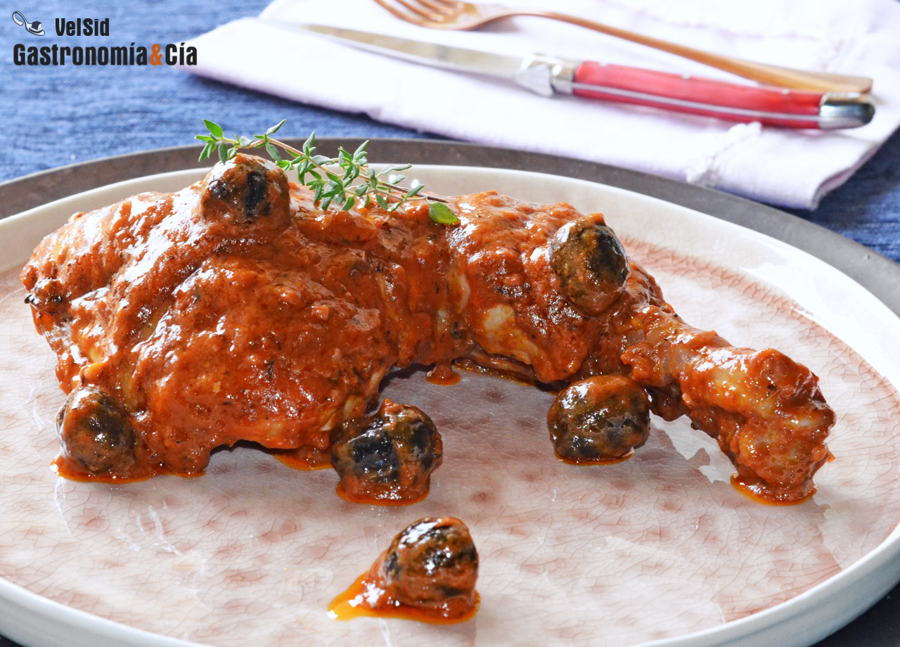 Pollo en salsa romesco con aceitunas