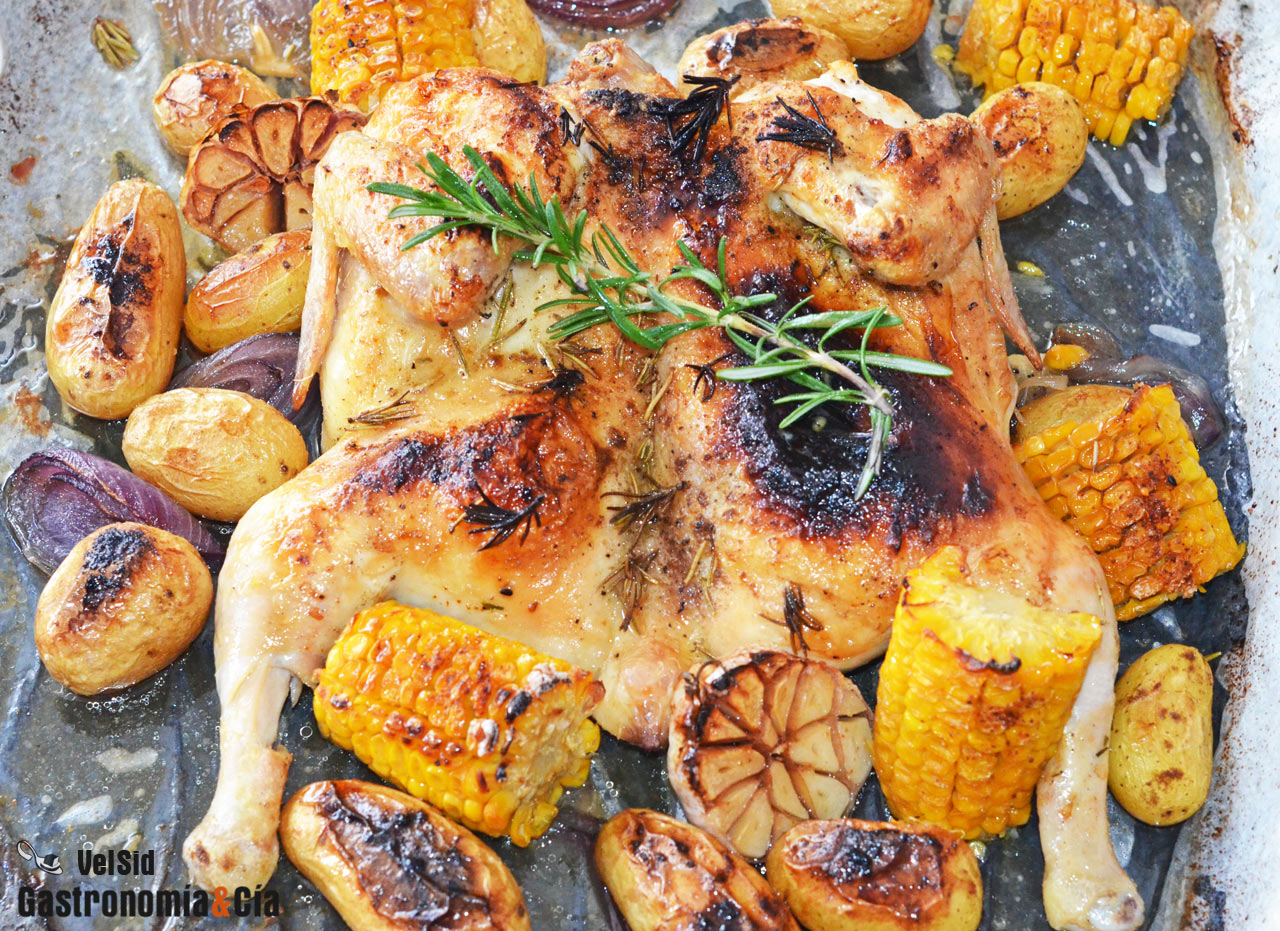 Pollo mariposa al horno, con patatas y mazorcas de maíz