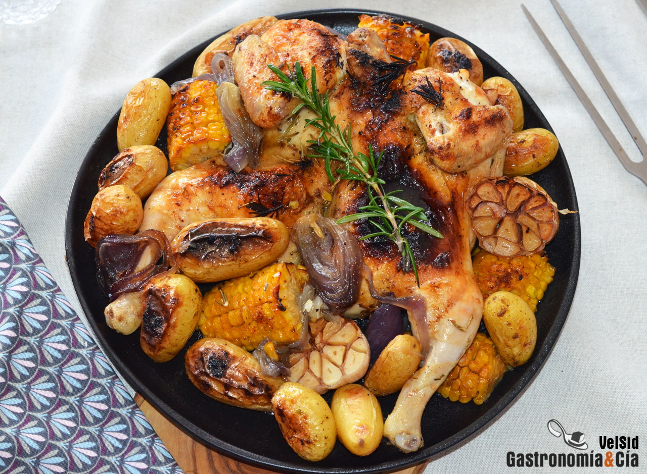 Pollo mariposa al horno, con patatas y mazorcas de maíz