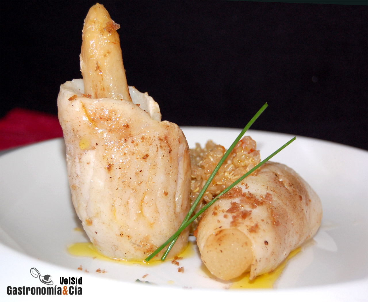 Paupiettes de merluza con espárragos y quinoa vainillad