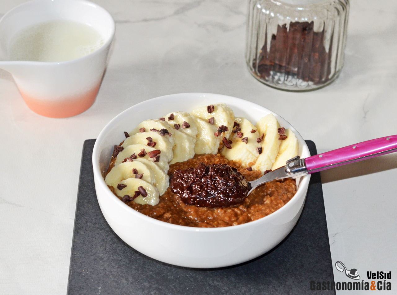 Porridge de café con plátano y crema de dátiles, avella