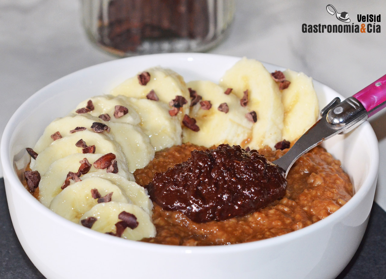 Porridge de café con plátano y crema de dátiles, avella