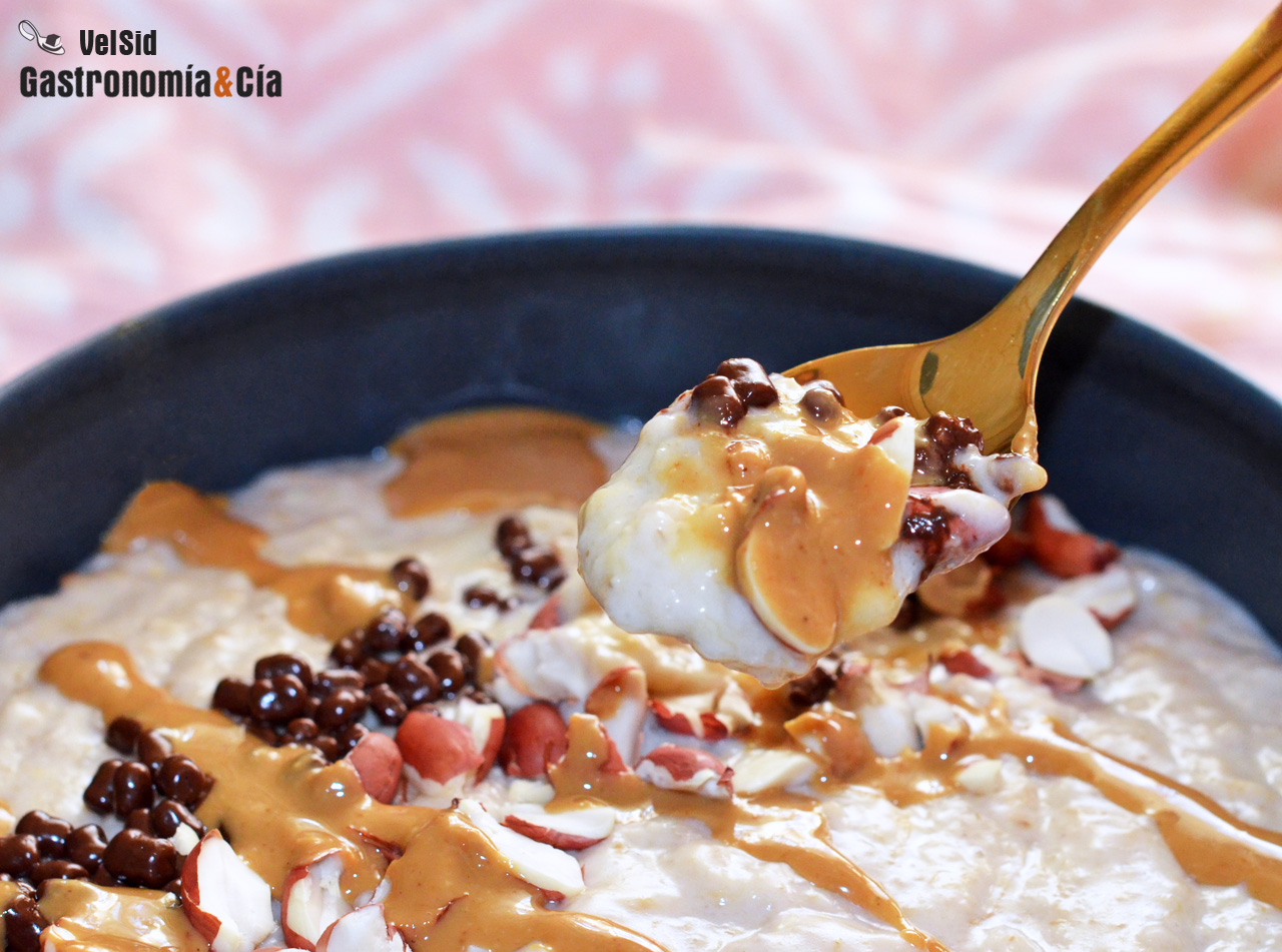 Desayuno con avena, yogur, plátano y cacahuete