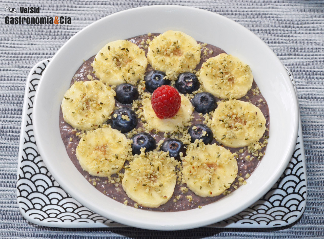 Porridge con açai, plátano y semillas de cáñamo