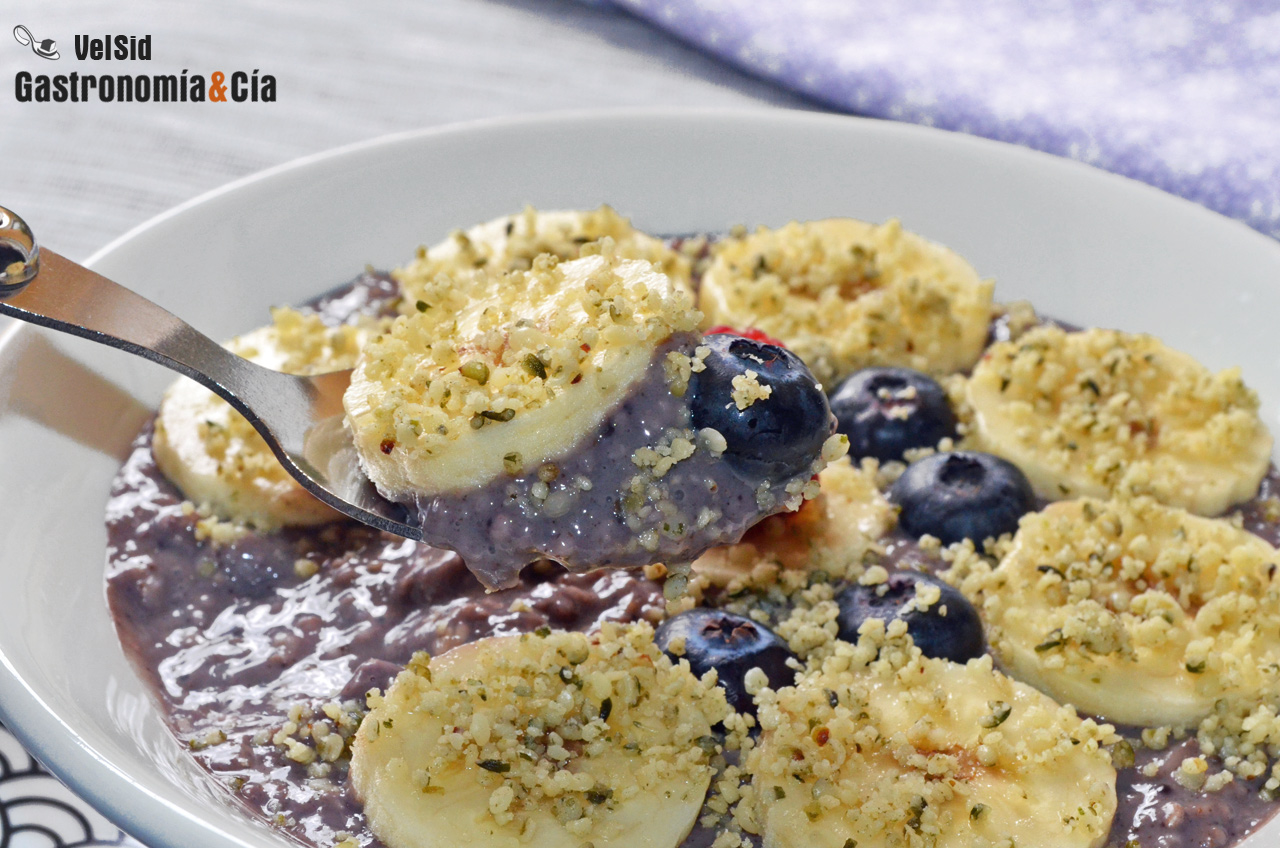 Porridge con açai, plátano y semillas de cáñamo