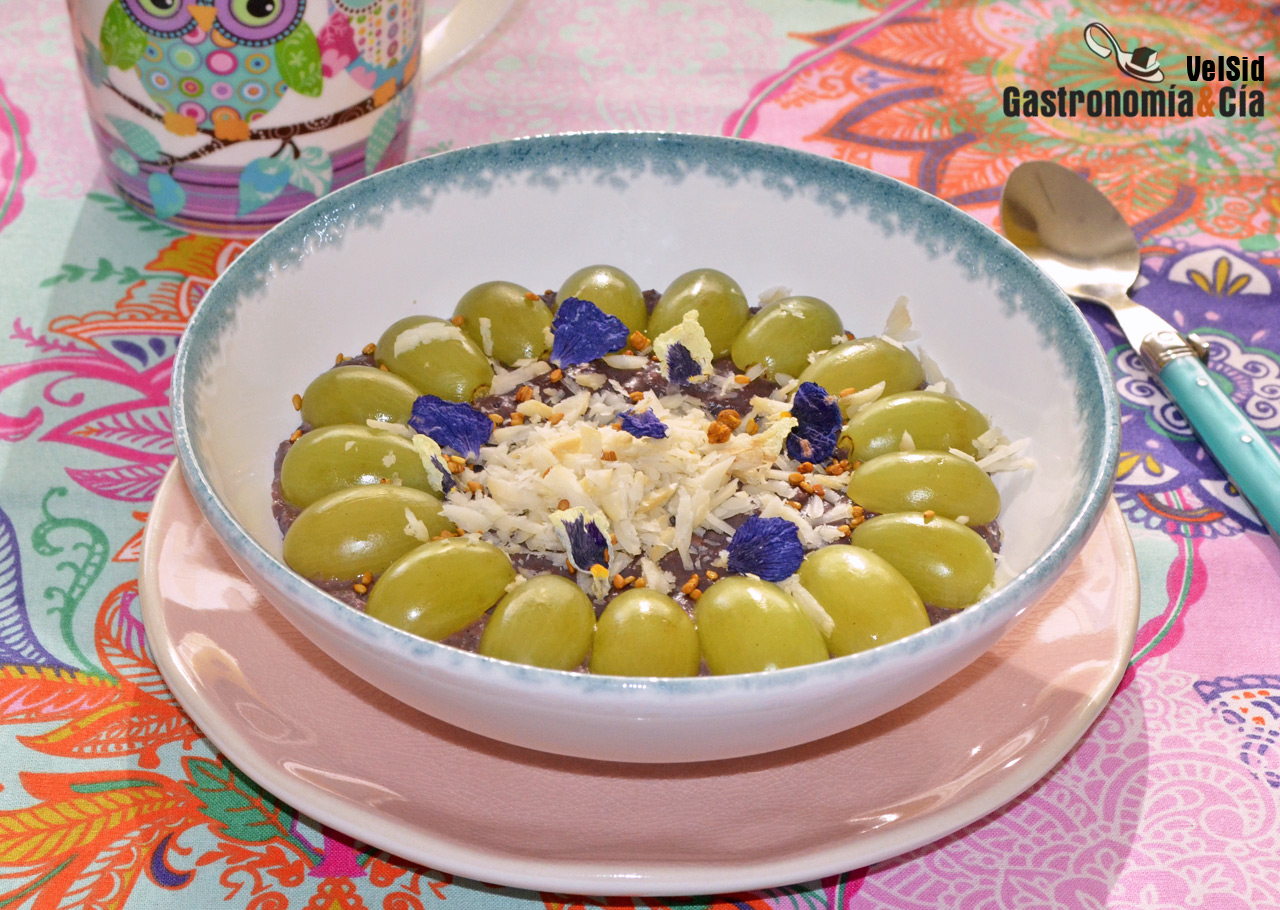 Porridge o gachas de avena y açai con uvas y nueces