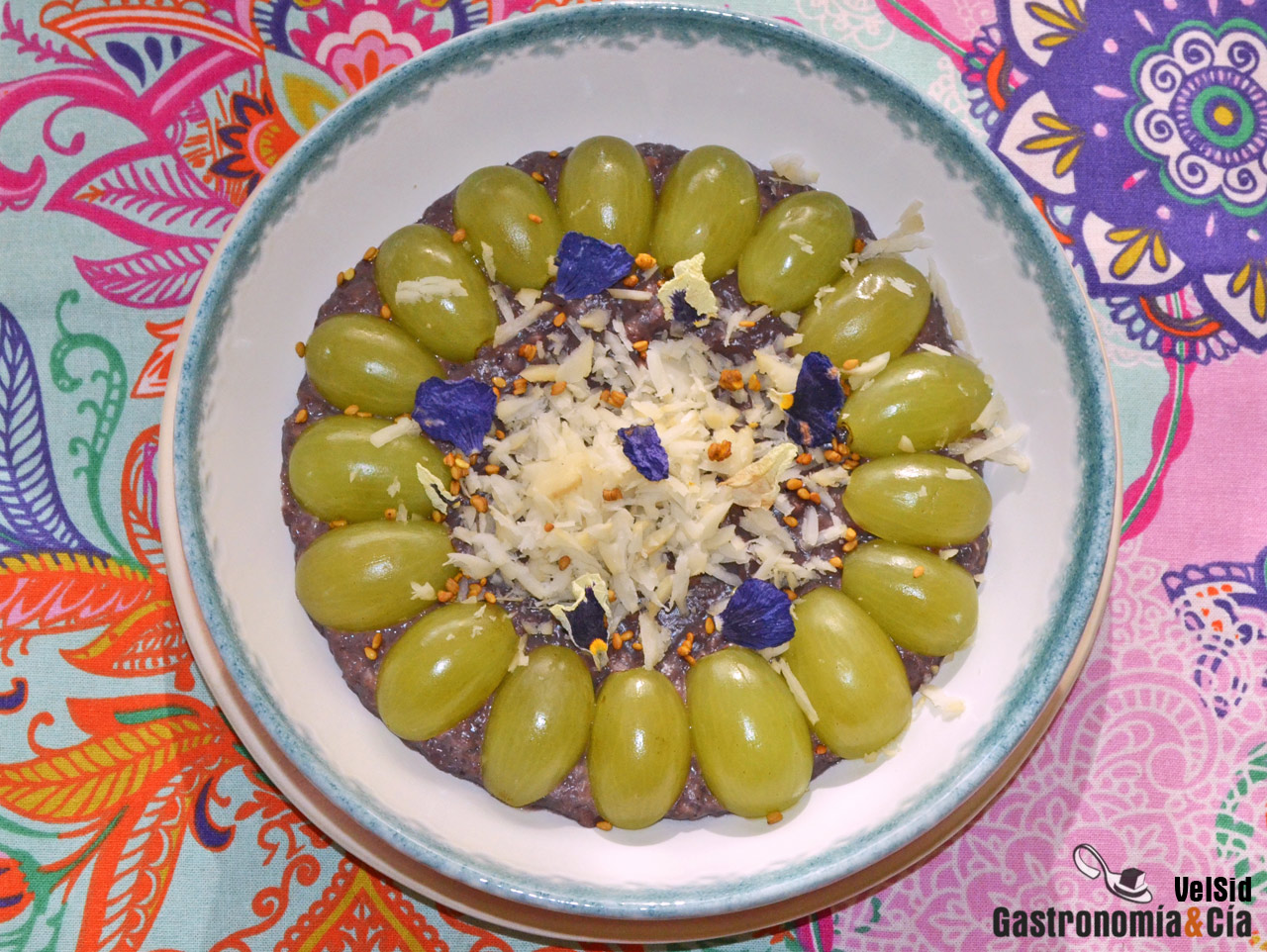Porridge o gachas de avena y açai con uvas y nueces