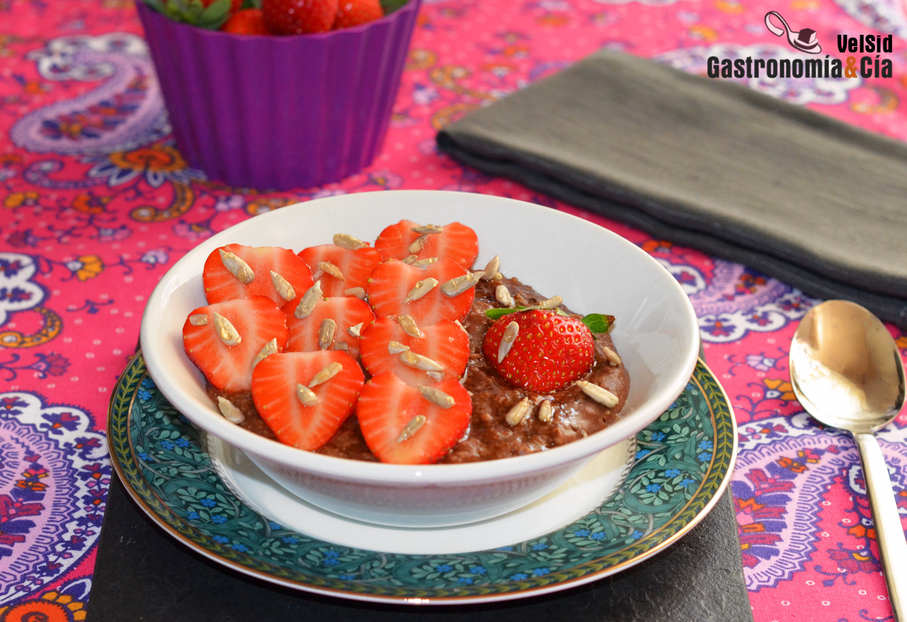 Gachas de avena integral con algarroba, fresas y semill