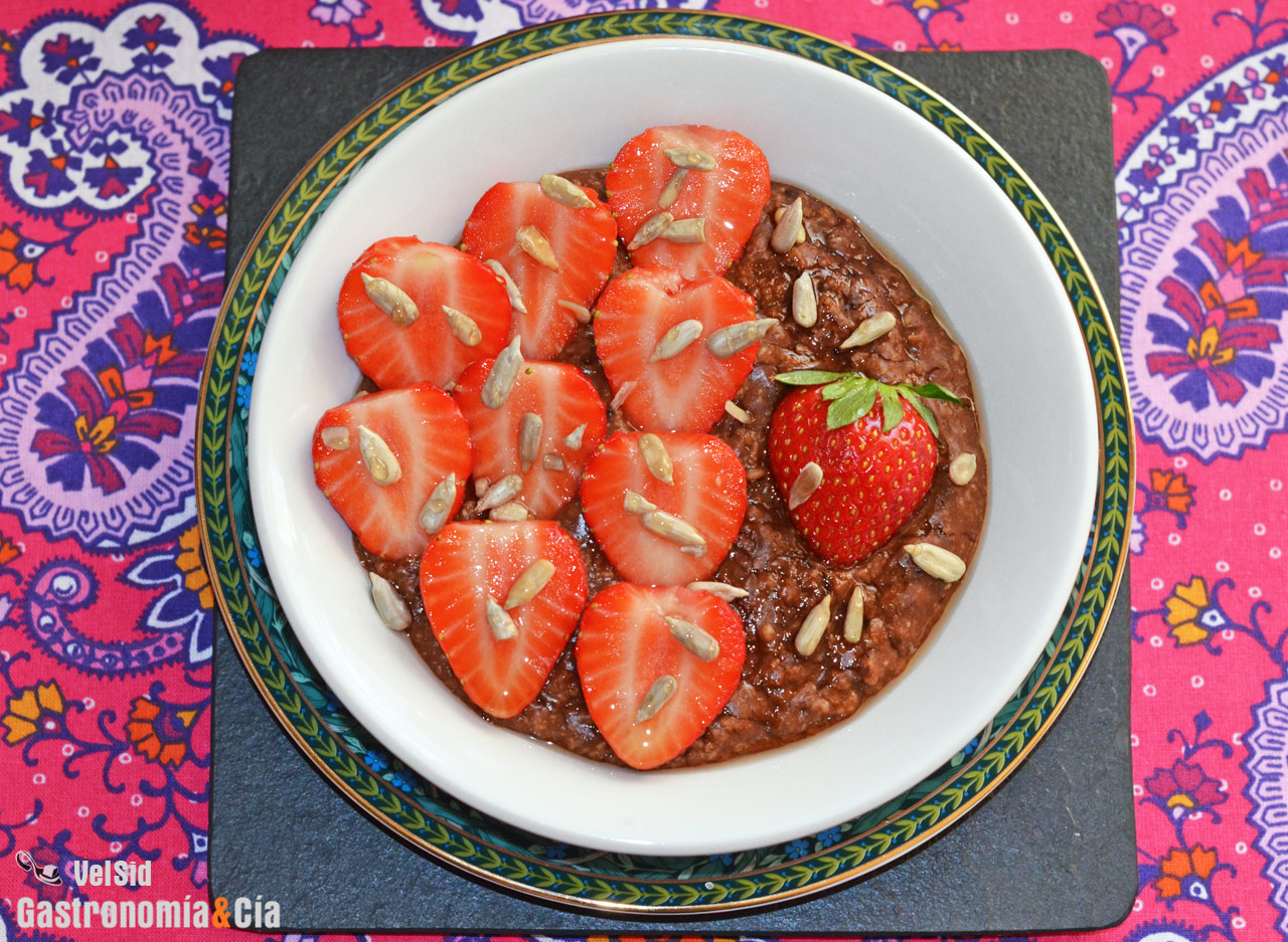 Gachas de avena integral con algarroba, fresas y semill