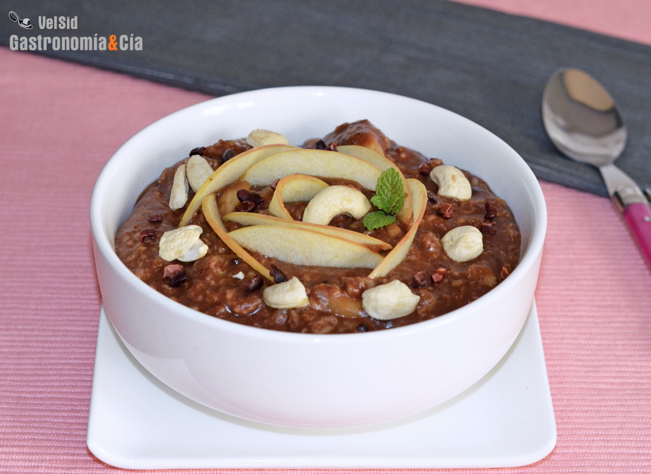 Porridge con algarroba, manzana y pera