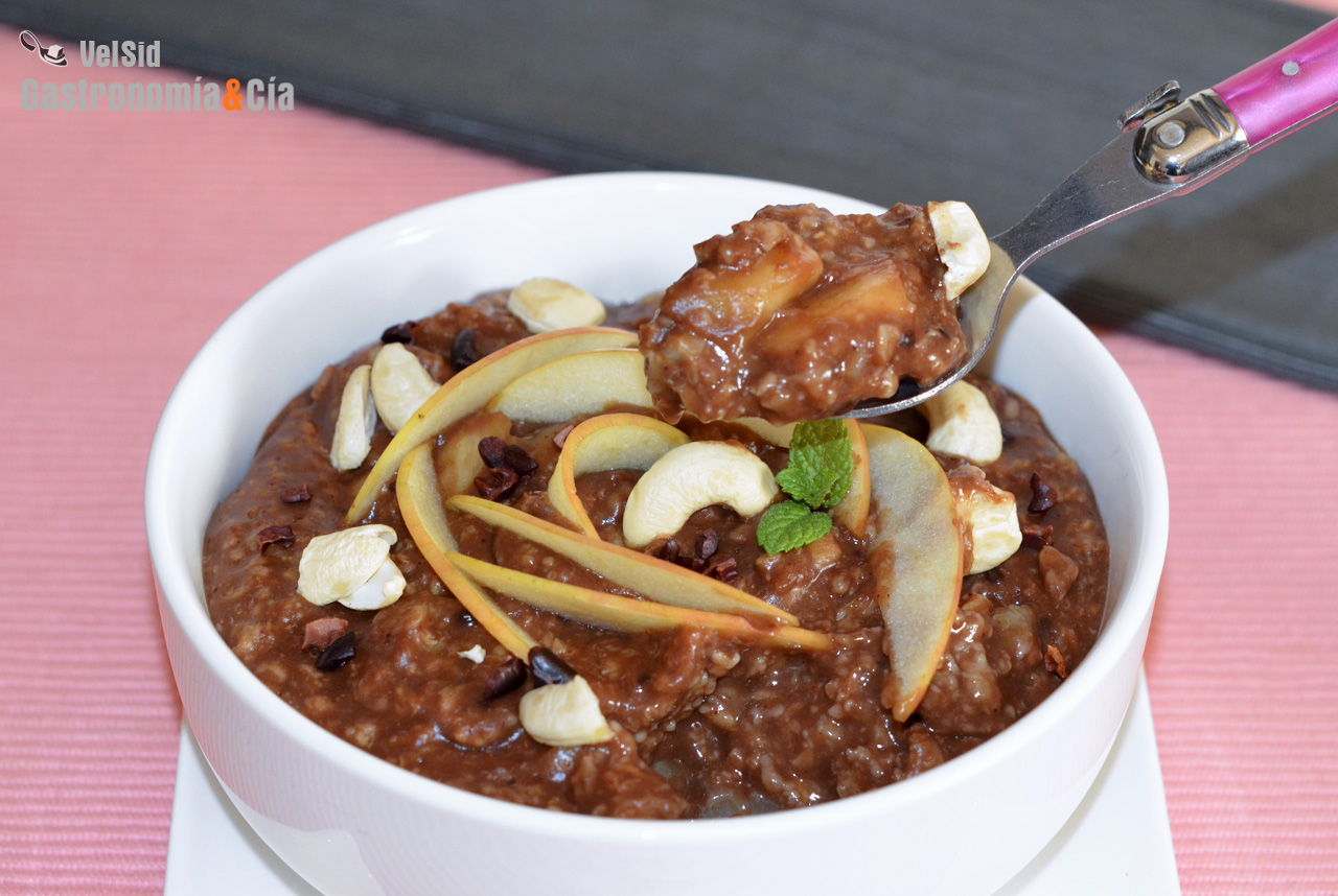 Porridge con algarroba, manzana y pera