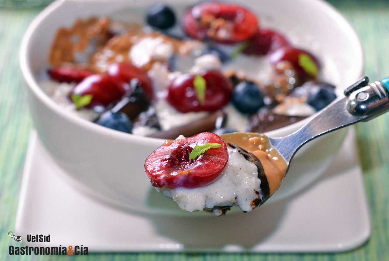 Porridge con cerezas, chocolate y cacahuete