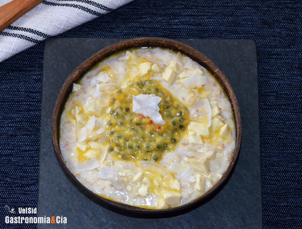 Porridge de chocolate blanco y fruta de la pasión