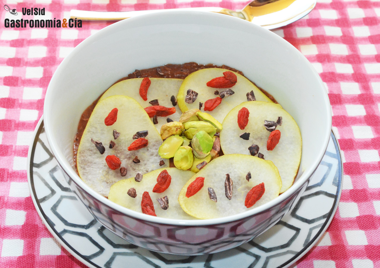 Gachas de avena con chocolate, pera y pistachos