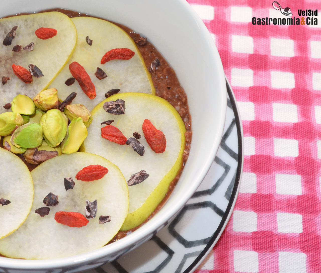 Gachas de avena con chocolate, pera y pistachos