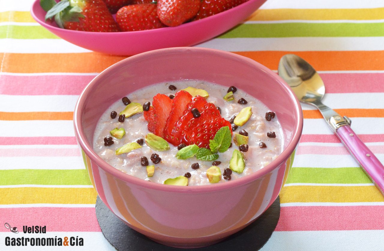 Porridge con fresas calientes
