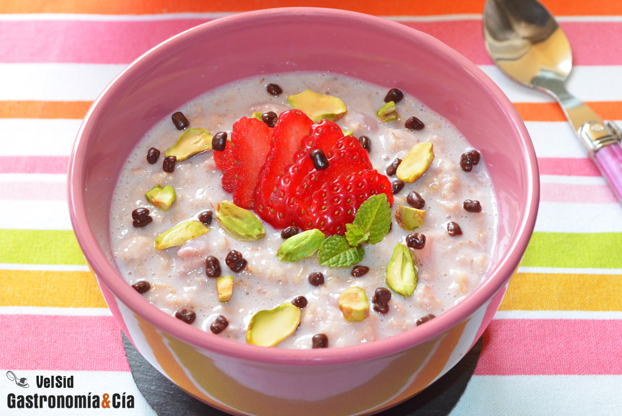 Porridge con fresas calientes