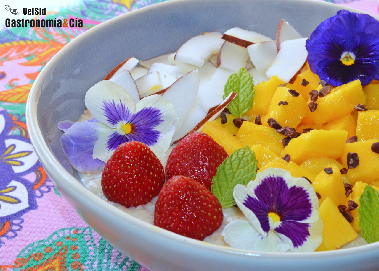 Porridge frío de coco y mango