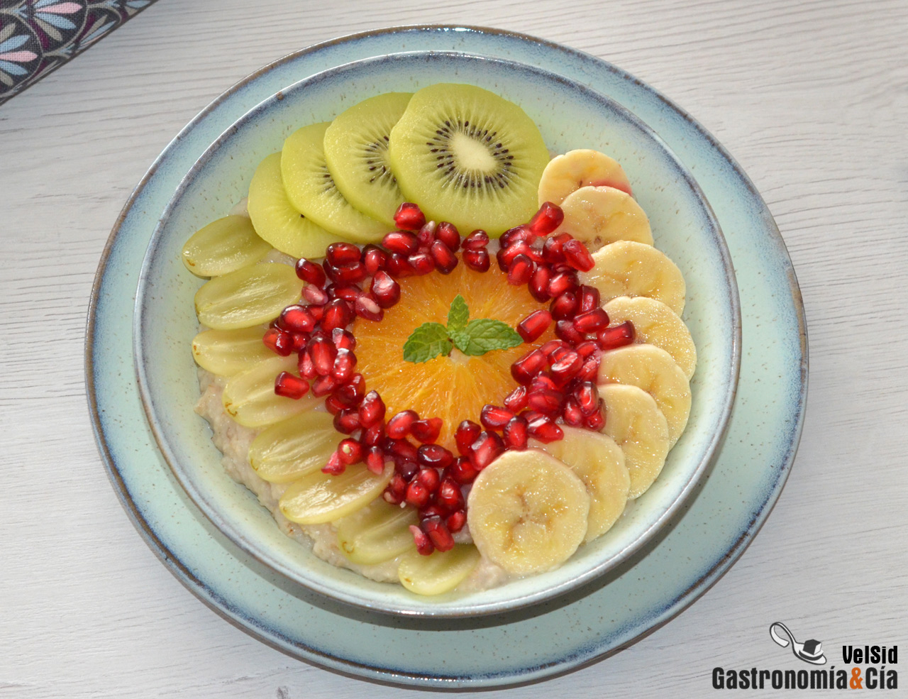 Desayuno de avena con frutas de otoño, una receta fácil