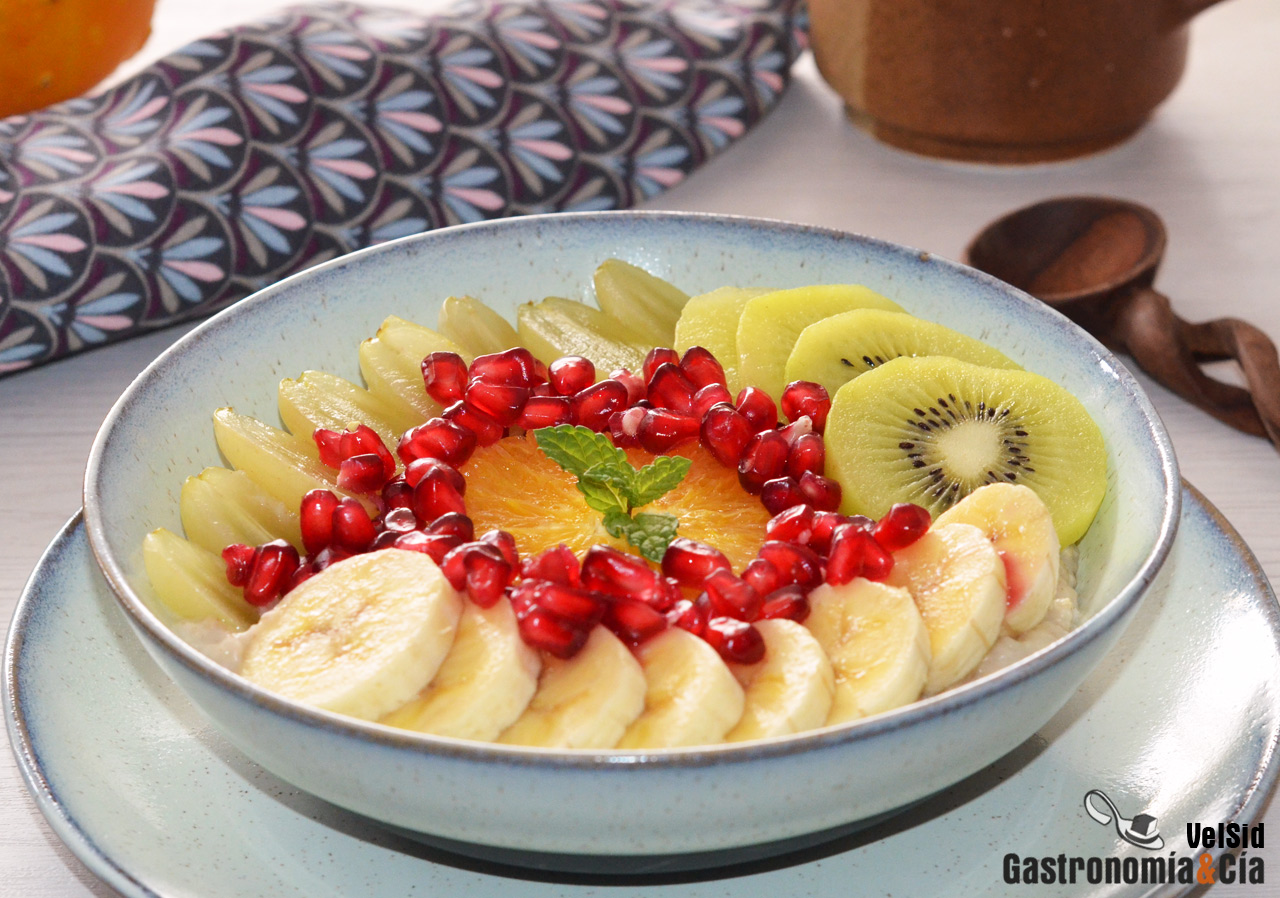 Desayuno de avena con frutas de otoño, una receta fácil