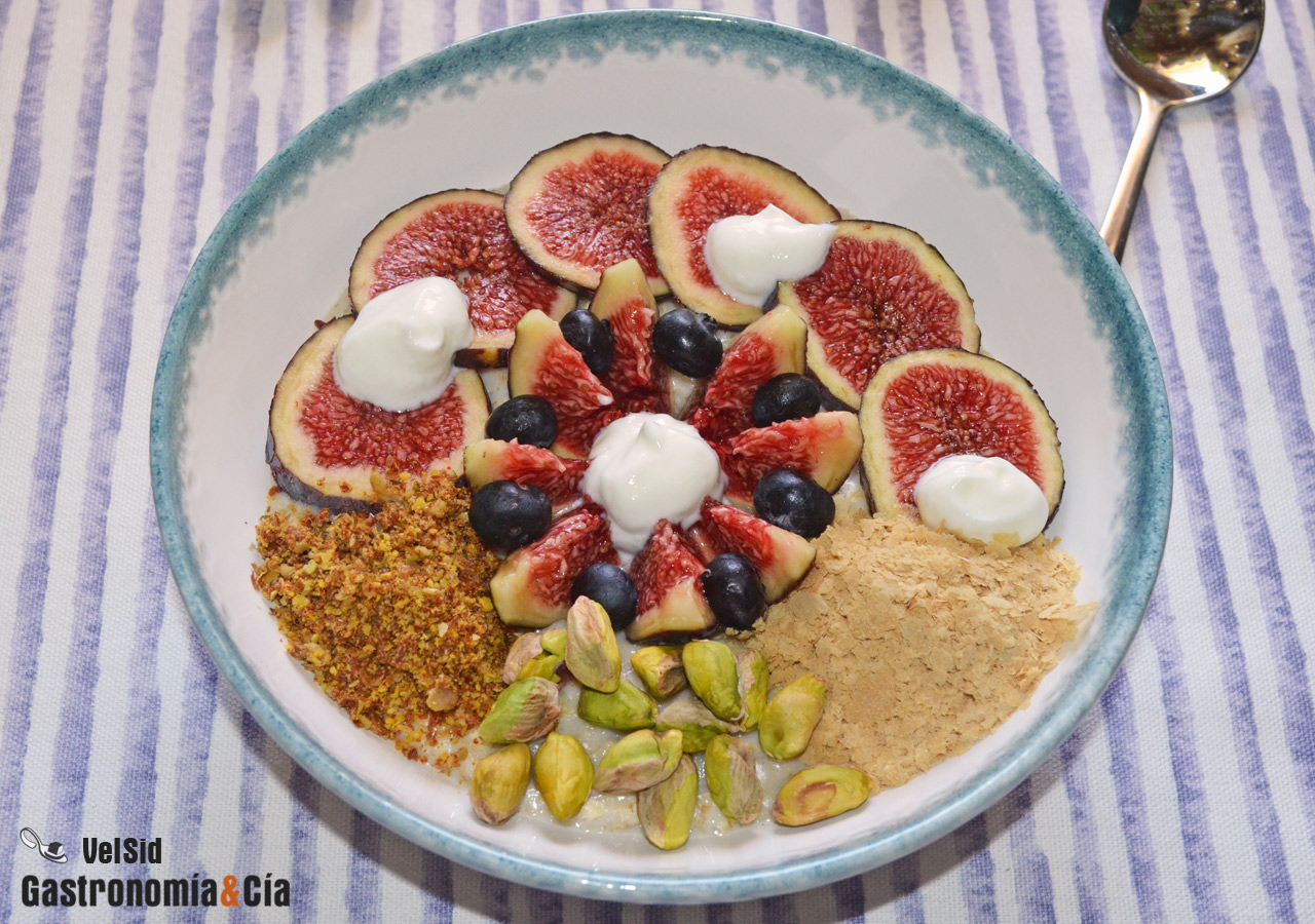 Porridge con higos, yogur y pistachos