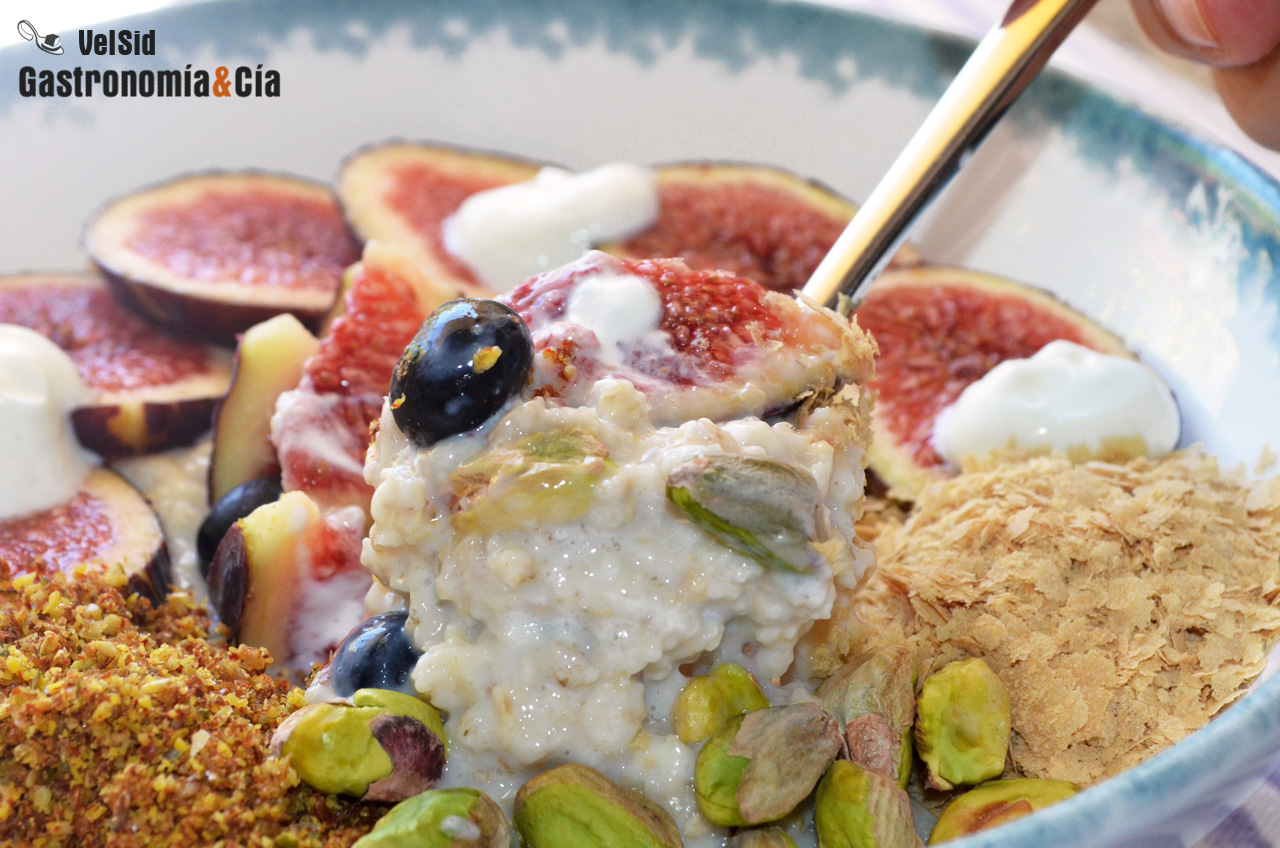 Porridge con higos, yogur y pistachos