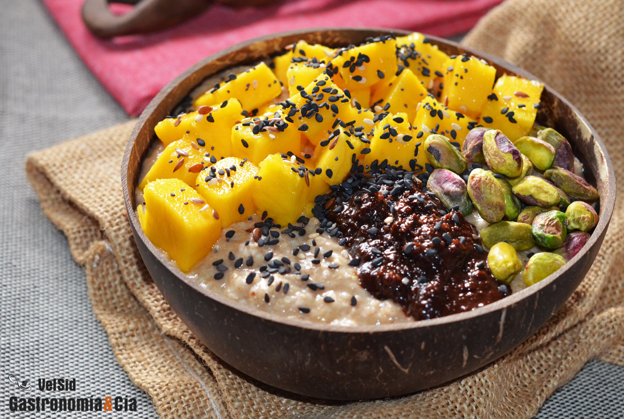 Porridge de plátano, mango y pistachos