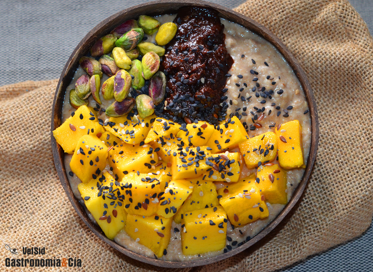 Porridge de plátano, mango y pistachos
