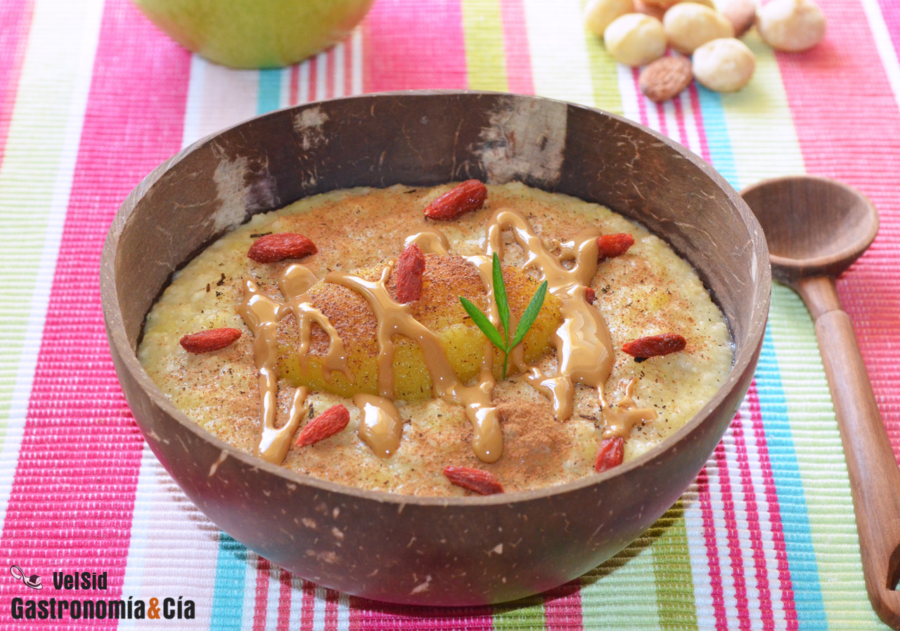 Porridge con manzana asada y manteca de cacahuete