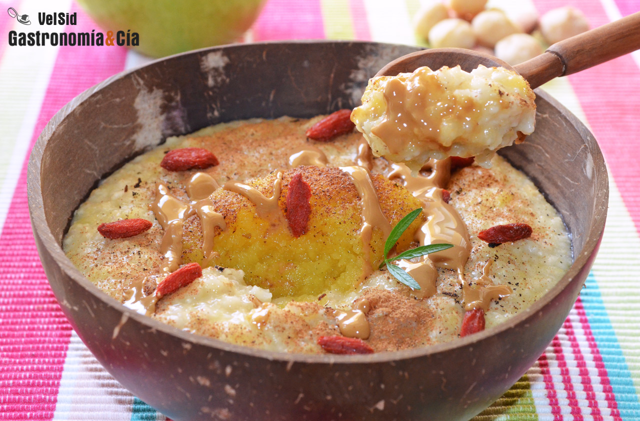 Porridge con manzana asada y manteca de cacahuete