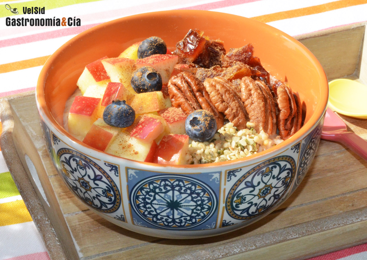 Porridge con manzana, dátiles y nueces