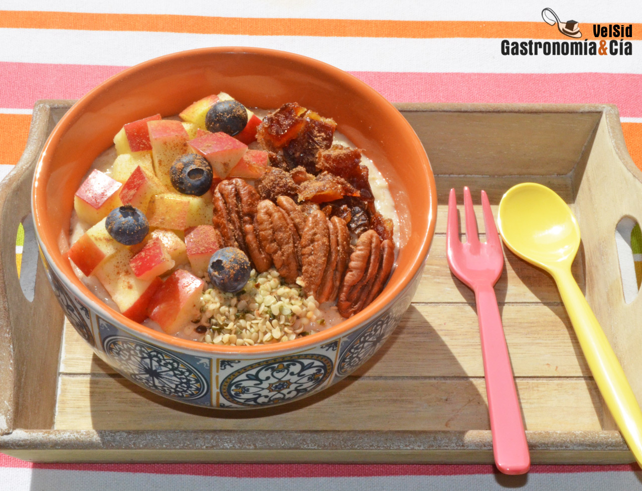 Porridge con manzana, dátiles y nueces