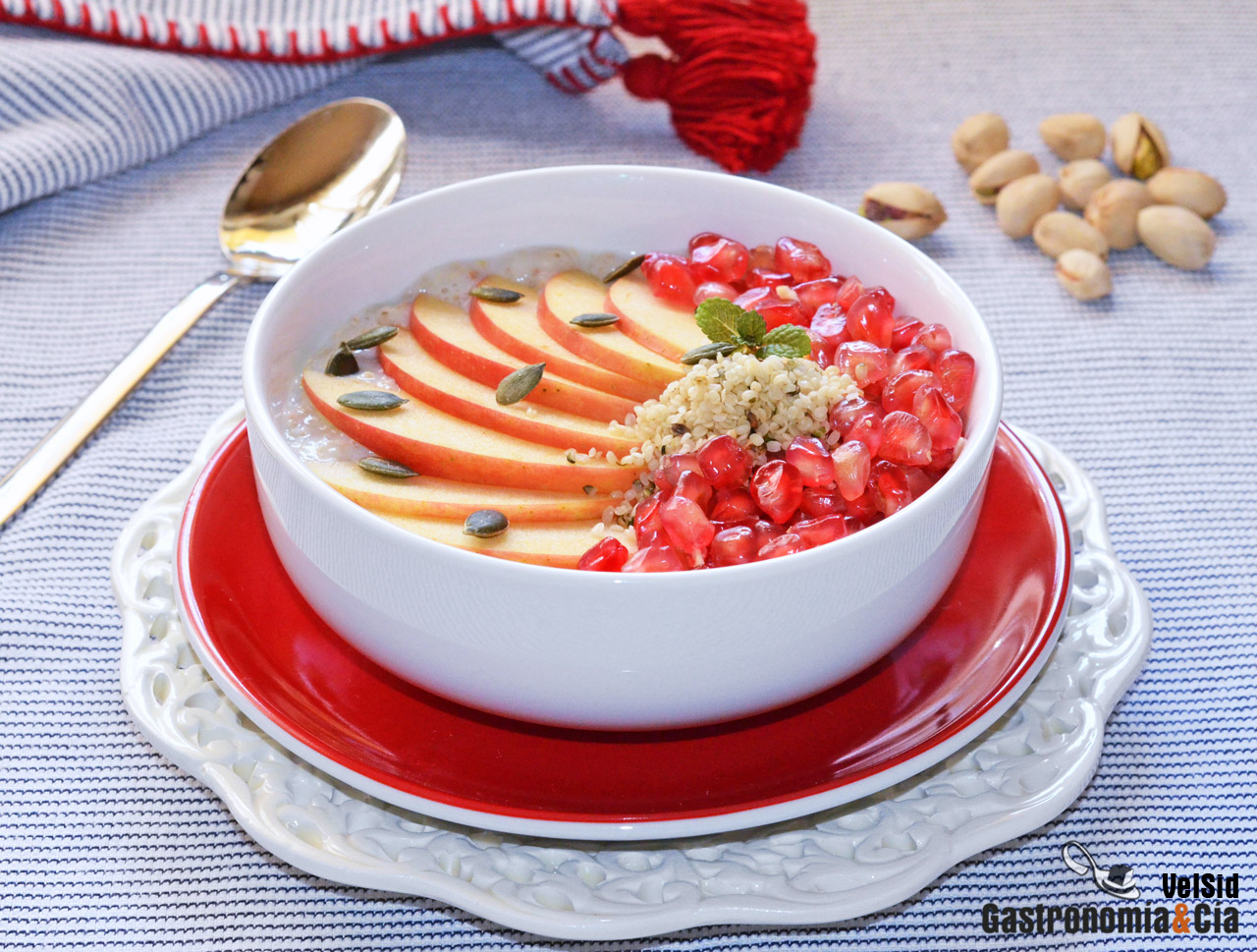 Porridge con manzana, granada y semillas