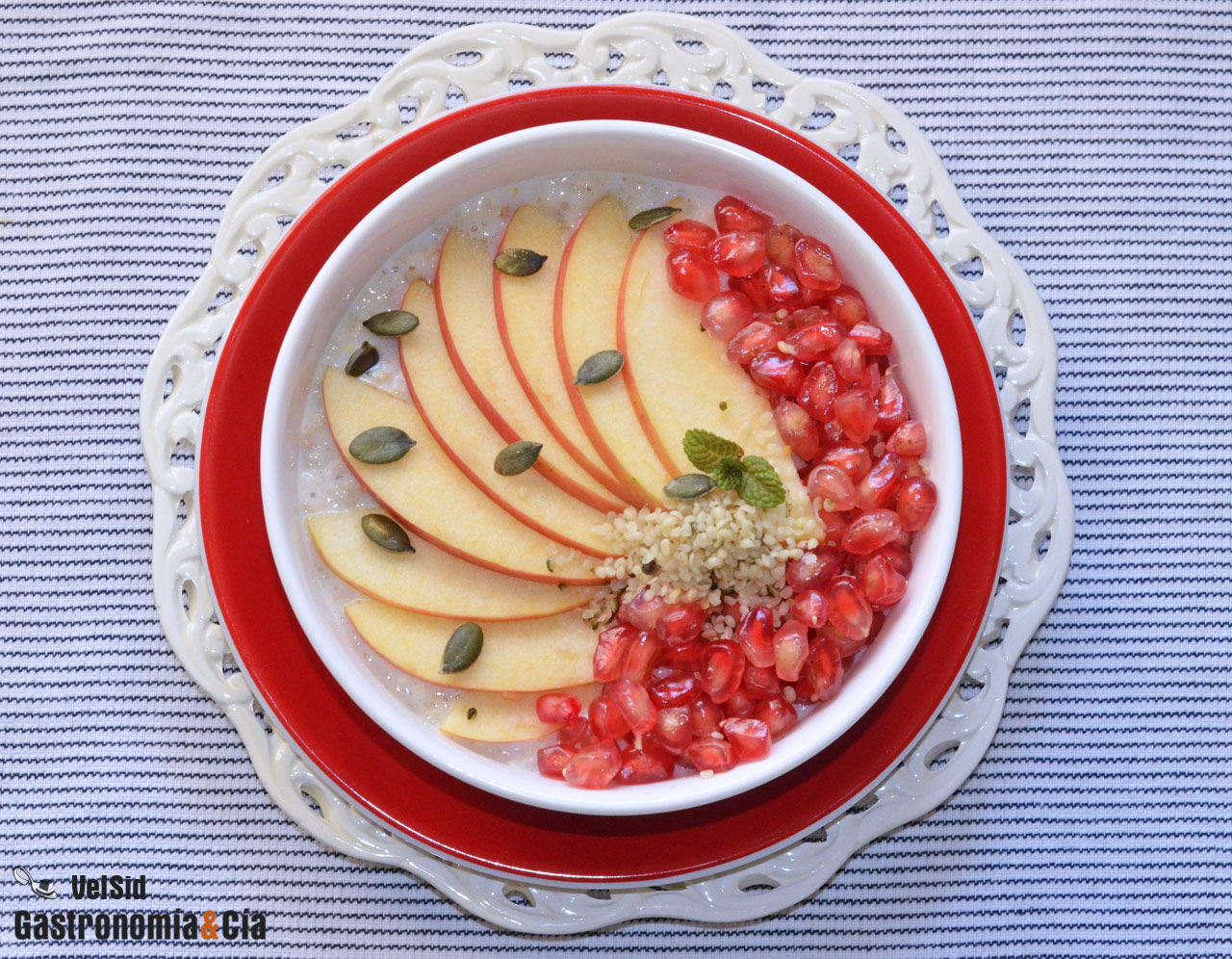 Porridge con manzana, granada y semillas