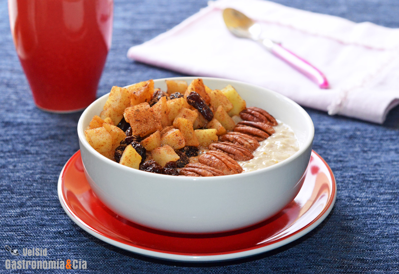 Porridge con manzana, pasas y nueces. Desayuno saludabl