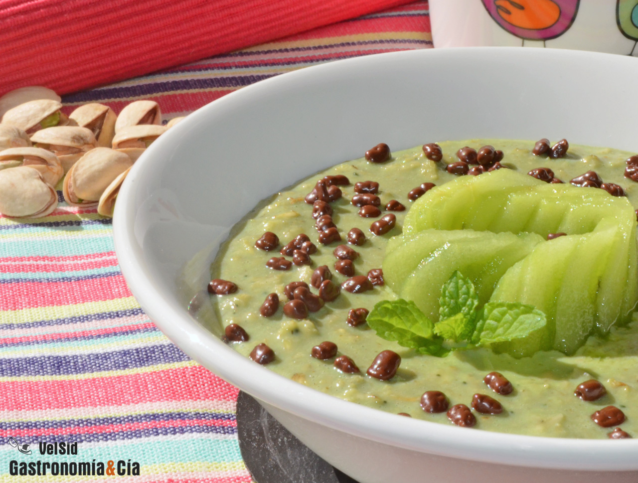 Porridge de té matcha y kiwi