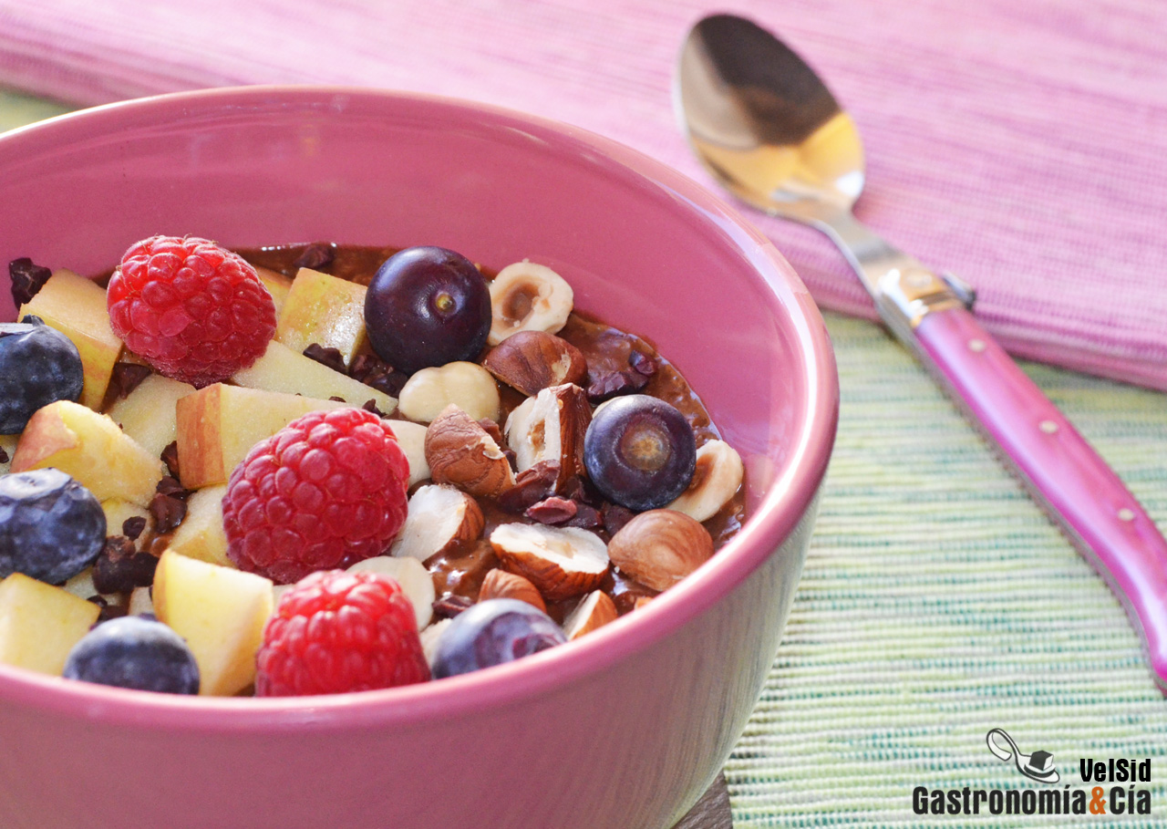 Porridge de moca con manzana y avellanas